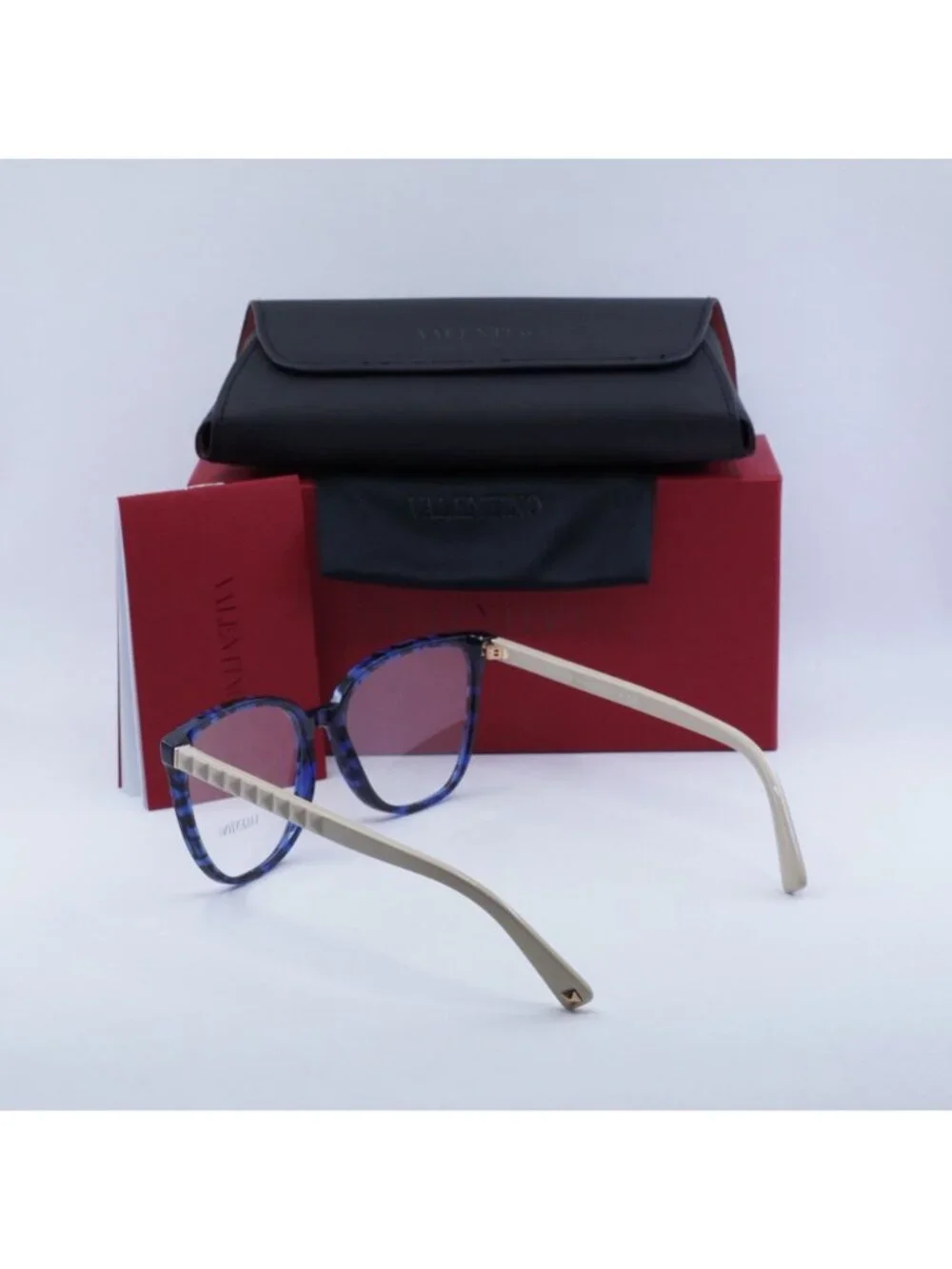 Valentino model va3059